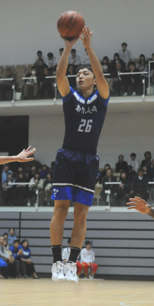 シュートを打つ帝京長岡の主将・尾崎