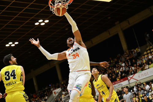 SR渋谷対新潟　第2Q、ワンハンドダンクを決める新潟のPFハミルトン（c）B．LEAGUE