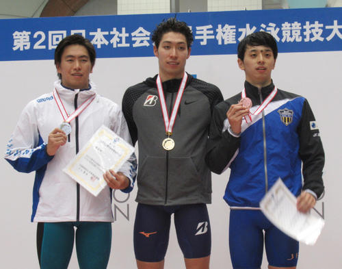200メートル個人メドレーで優勝した萩野（中央）は、表彰式で笑顔を見せる（撮影・益田一弘）