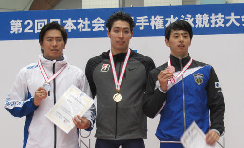 200メートル個人メドレーで優勝した萩野（中央）は、表彰式で笑顔を見せる（撮影・益田一弘）