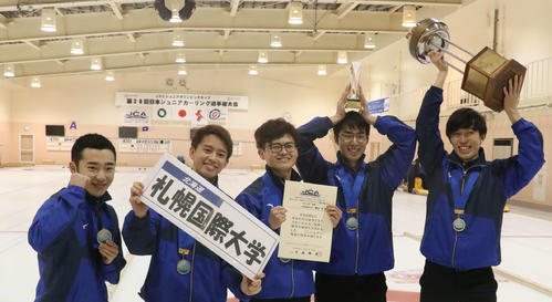 優勝した札幌国際大の選手たち。左から佐々木、新野、鎌田、青木、清水野（撮影・浅水友輝）