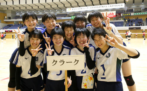 苫小牧中央対クラーク　勝利し笑顔を撮影に応じるクラークの選手たち（撮影・佐藤翔太）
