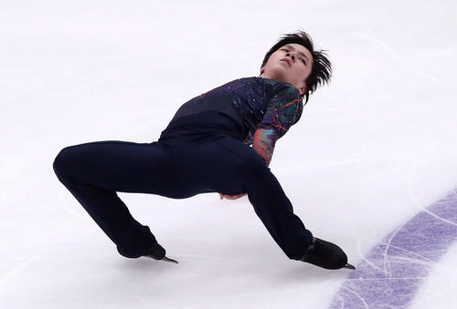 ロステレコム杯・男子SPで演技する宇野昌磨（ロイター）