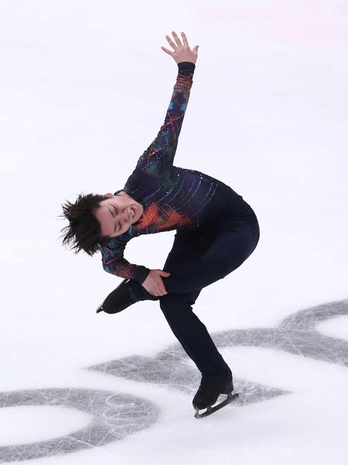 ロステレコム杯・男子SPで演技する宇野昌磨（ロイター）