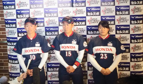 ソフトボール女子日本リーグで決勝に進出し、取材に応じるHondaの選手たち。左から森山遥菜主将、佐野由貴美外野手、常磐紫文投手（撮影・松熊洋介）