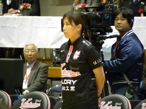 久光製薬戦を見つめる姫路の竹下佳江監督（撮影・松本航）