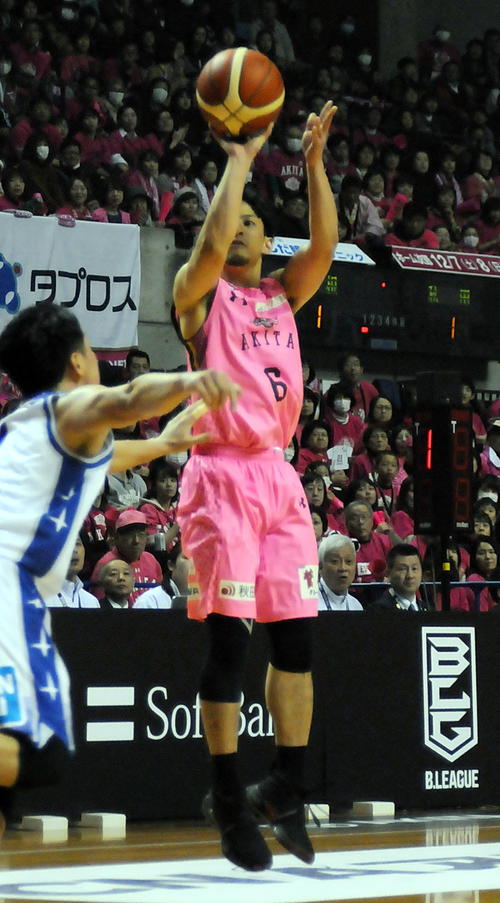 秋田対島根　第1Q中盤、秋田ガード細谷が3点シュートを決める