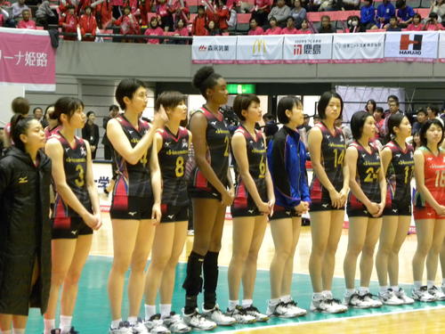 姫路に敗れて肩を落とす久光製薬の選手たち（撮影・松本航）