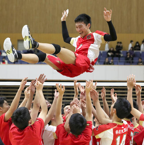 優勝し胴上げされる北海道科学大高の十良沢主将（撮影・佐藤翔太）