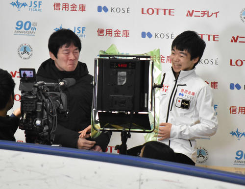 高得点を出して「キス・アンド・クライ」で喜ぶ鍵山優真（右）と父でコーチの正和さん