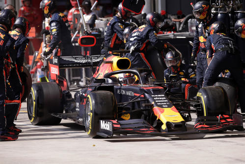 ブラジルGP決勝　ピット作業を行うフェルスタッペン（AP）