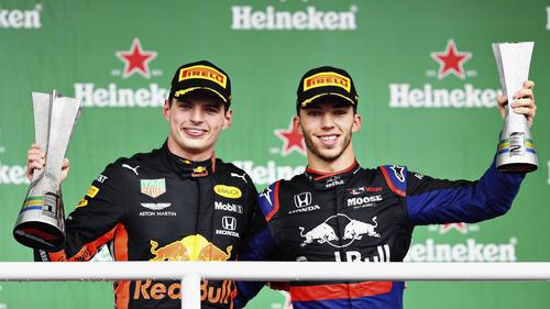 優勝を喜ぶレッドブル・ホンダのマックス・フェルスタッペン（左）とトロロッソ・ホンダで2位のピエール・ガスリー（共同）