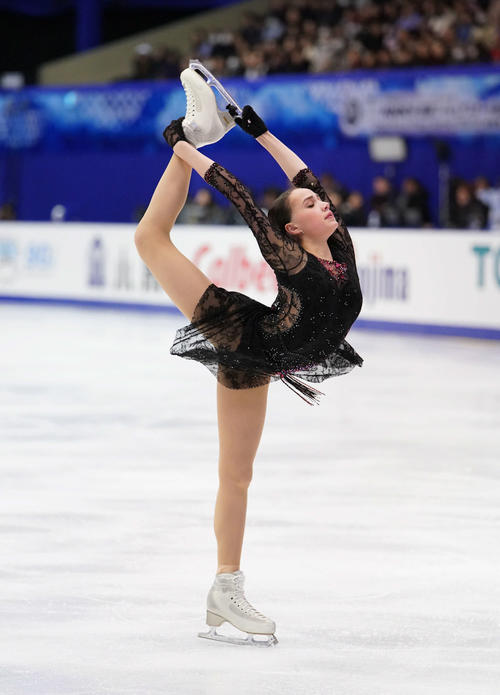 NHK杯　女子SPで演技するアリーナ・ザギトワ（撮影・加藤諒）