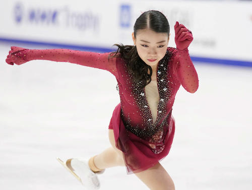 女子SPでジャンプの着氷をまとめる紀平（撮影・加藤諒）