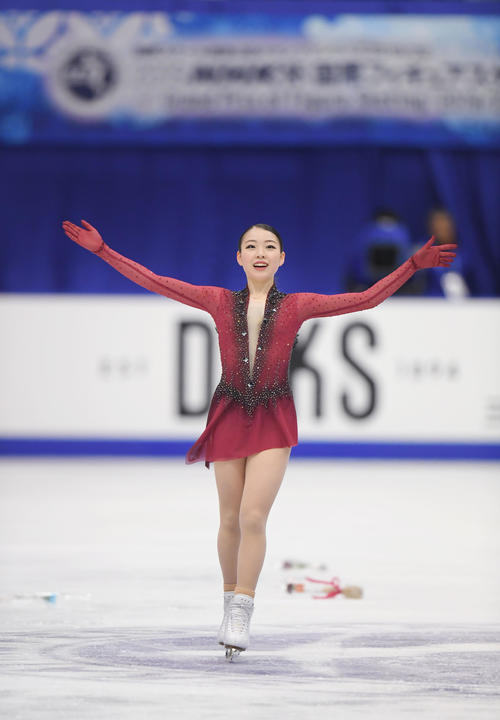 女子SPの演技を終え、笑顔であいさつする紀平（撮影・加藤諒）