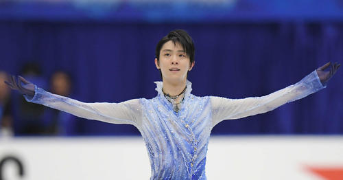 男子SPの演技を終え、笑顔で観客にあいさつする羽生（撮影・加藤諒）
