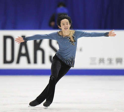 NHK杯　笑顔で男子SPの演技をする島田（撮影・加藤諒）