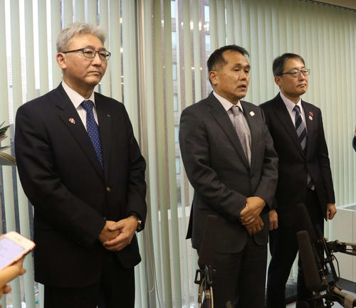 実務者会議後に報道陣の取材に応じる森大会運営局次長（中央）。左は北海道の築地原環境生活部長、右は札幌市の中田スポーツ局長（撮影・浅水友輝）