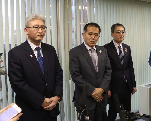 実務者会議後に報道陣の取材に応じる森大会運営局次長（中央）。左は北海道の築地原環境生活部長、右は札幌市の中田スポーツ局長（撮影・浅水友輝）