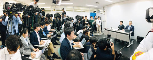 女性コーチをモラハラで提訴したと会見で語る織田氏、右は同席した代理人弁護士（撮影・加藤哉）