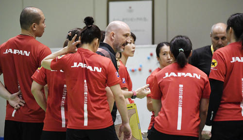練習を公開し、選手に指示するハンドボール女子日本代表のキルケリー監督（中央）（撮影・鈴木みどり）