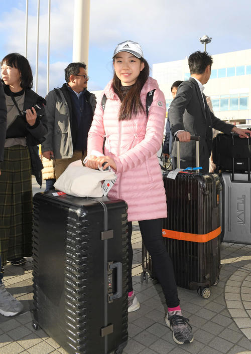 NHK杯を前に新千歳空港に到着した紀平梨花（撮影・加藤諒）