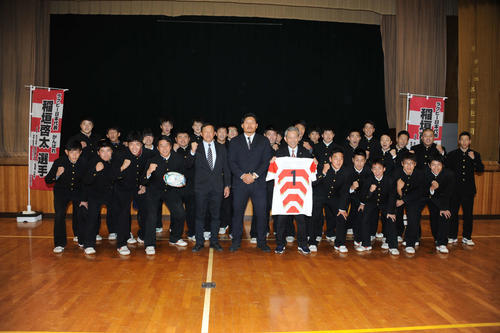母校の新潟工を訪れた稲垣（前列左から6人目）は、後輩ラグビー部員と記念撮影