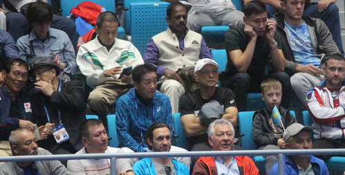 9月の世界選手権で客席に座る栄氏（中段右から3人目）。
