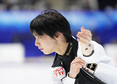 男子SPを翌日に控え、リンクで練習する羽生結弦（撮影・加藤諒）
