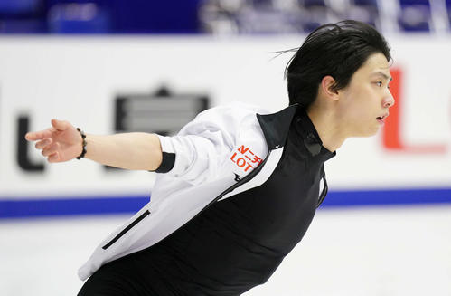 NHK杯公式練習日　男子SPを翌日に控え、リンクで練習する羽生結弦（撮影・加藤諒）