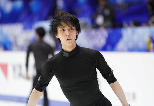 NHK杯公式練習日　男子SPを翌日に控え、リンクで練習する羽生結弦（撮影・加藤諒）