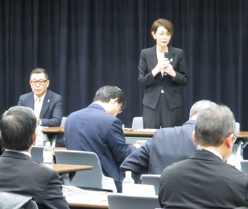 第4回バスケットボール議員連盟総会で日本代表の活動について発表する日本バスケットボール協会三屋裕子会長（右）。左はBリーグ大河正明チェアマン（撮影・松熊洋介）