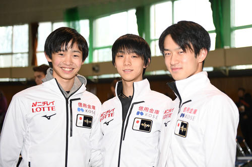 演技順の抽選を終え、笑顔で撮影に応じる、左から島田高志郎、羽生結弦、山本草太（撮影・加藤諒）