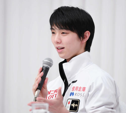NHK杯前日会見で記者の質問に答える羽生（撮影・加藤諒）
