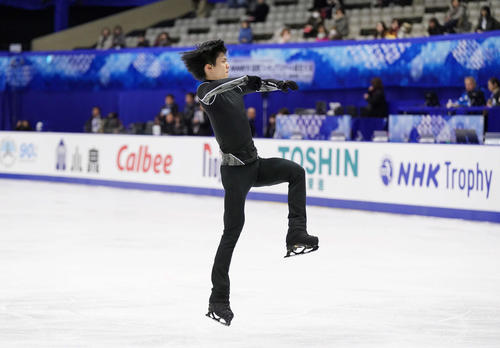 NHK杯　男子SPを前に、ジャンプの練習をする羽生（撮影・加藤諒）