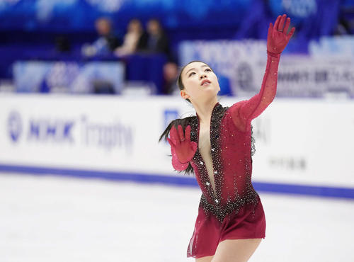 NHK杯　女子SPを前にリンクで練習する紀平（撮影・加藤諒）