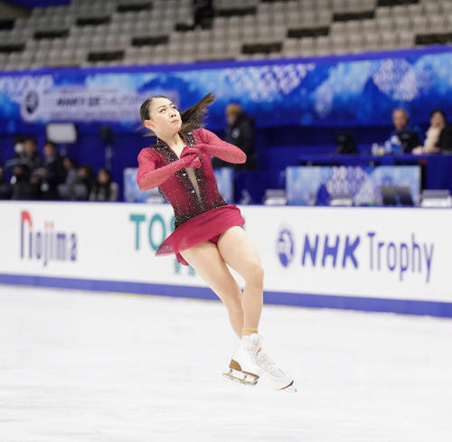 NHK杯女子SPを前にジャンプの練習をする紀平（撮影・加藤諒）