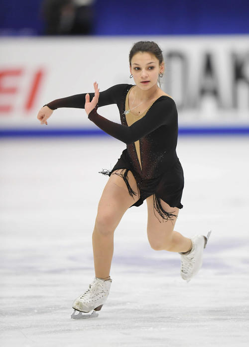 NHK杯　女子SPを前にリンクで練習するサモドゥロワ（撮影・加藤諒）
