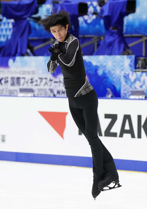 NHK杯　男子SPを前に、ジャンプの練習をする羽生（撮影・加藤諒）