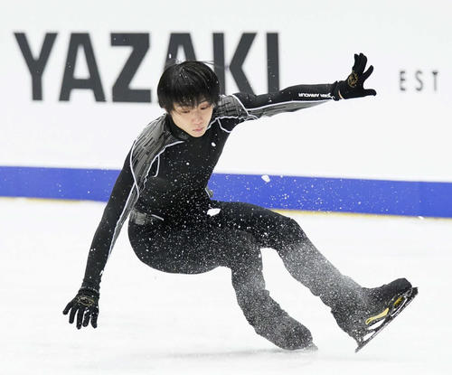 NHK杯　男子SPを前に、ジャンプの着氷で踏ん張る羽生（撮影・加藤諒）