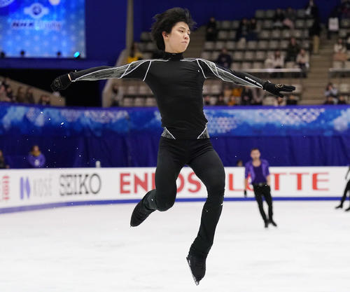 NHK杯　男子SPを前にジャンプの踏み切りを確かめる羽生（撮影・加藤諒）