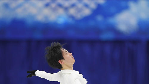 NHK杯　男子SPを前にリンクで練習する山本（撮影・加藤諒）