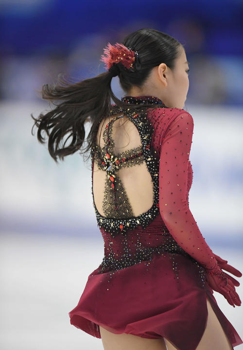 NHK杯　女子SPで十字の形に大きく背中が開いた衣装を着用した紀平（撮影・加藤諒）