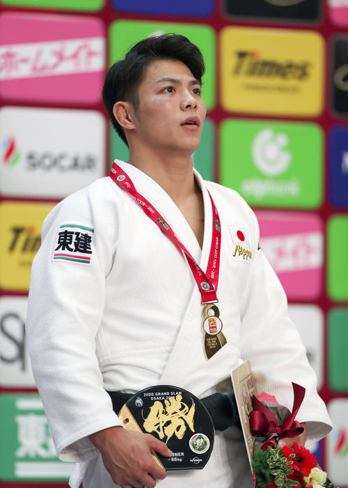 男子66キロ級決勝　表彰式で君が代を斉唱する阿部（撮影・前田充）