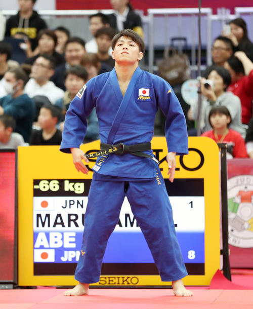 男子66キロ級決勝　気合いの入った表情で入場する阿部一二三（撮影・前田充）