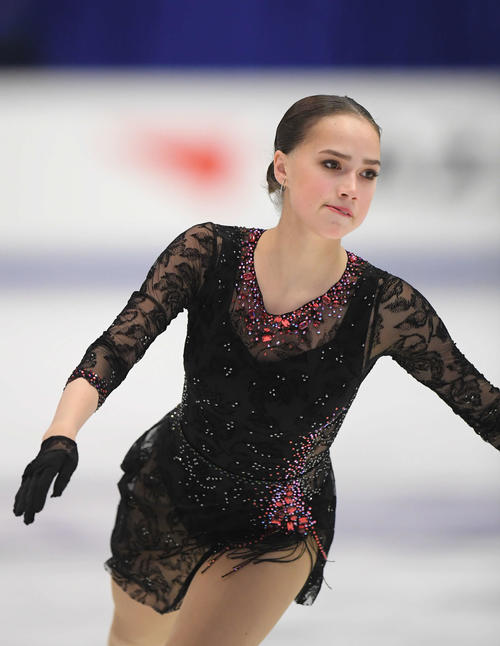 NHK杯　女子SPで演技するアリーナ・ザギトワ（撮影・加藤諒）