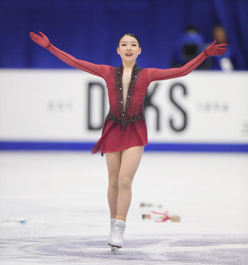女子SPの演技を終え、笑顔であいさつする紀平（撮影・加藤諒）