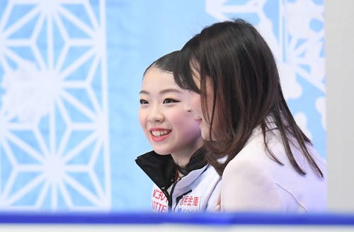 NHK杯　女子SPの演技後、キスアンドクライで結果を聞いて笑顔を見せる紀平（奥）と浜田コーチ（撮影・加藤諒）