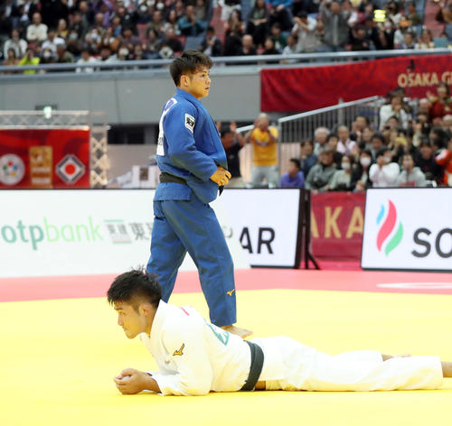 男子66キロ級決勝で丸山（下）を破り優勝した阿部（撮影・前田充）