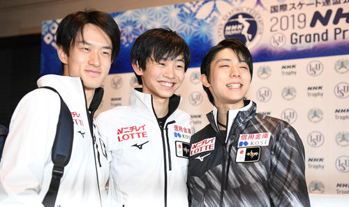 フリー滑走順の抽選を終えて笑顔を見せる、左から山本、島田、羽生（右）（撮影・加藤諒）